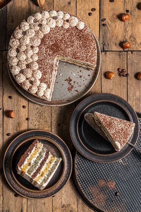 Mehrschichtige Schoko-Mohn-Walnuss-Torte geschnitten
