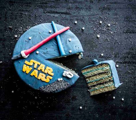 Mehrschichtige Star Wars Torte mit Buttercreme und Erdbeeren