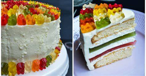 Mehrschichtige Torte mit bunten Buttercreme-Schichten und Gummibärchen