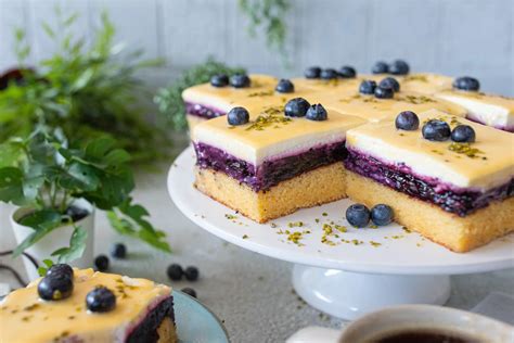 Mehrschichtiger Heidelbeerkuchen: Boden, Mascarpone-Quark-Creme, Kompott