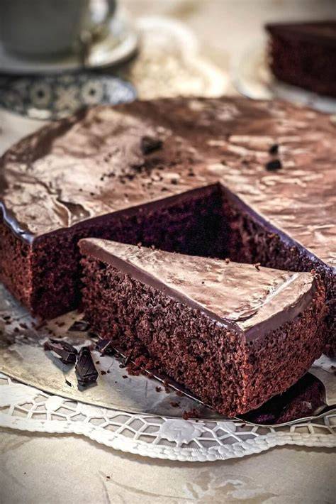 Mehrschichtiger Schokokuchen mit Schmandfüllung