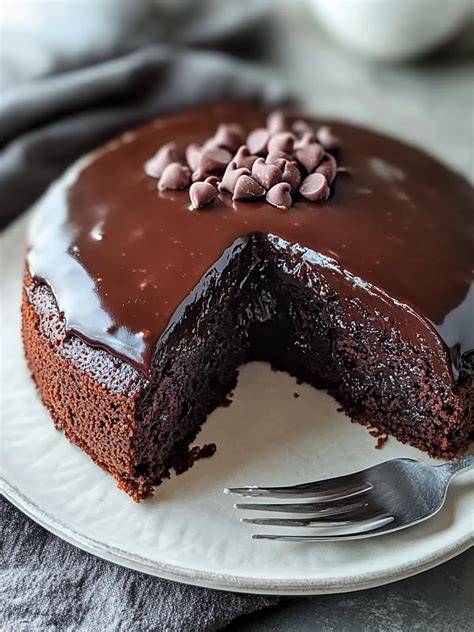 Mehrschichtiger Schokoladenkuchen mit glänzender Ganache