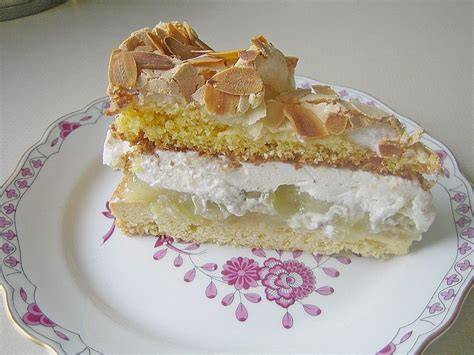 Mehrstöckige Apfel-Pflaumen-Torte mit Baiser und Sahne