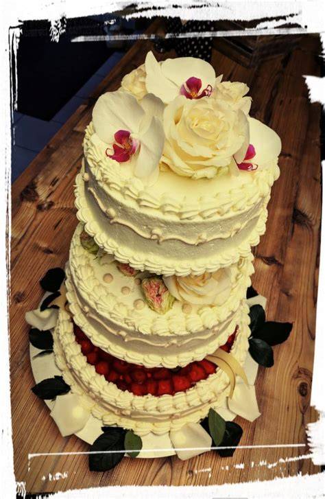 Mehrstöckige Cremetorte auf Etagere