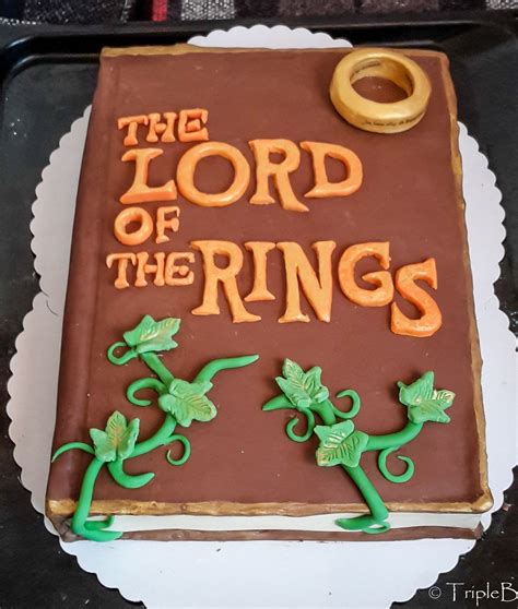Mehrstöckige Herr der Ringe Torte mit Blütendekor
