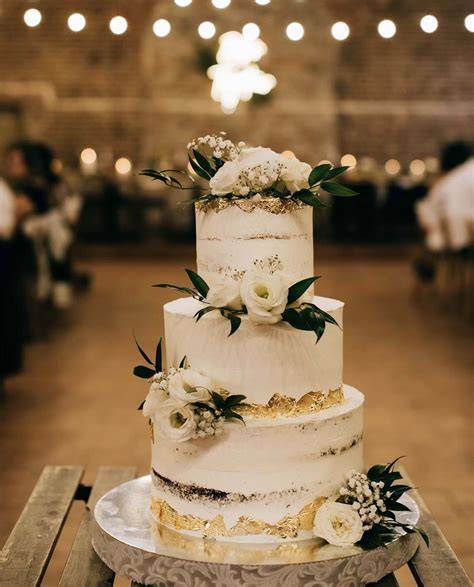 Mehrstöckige Hochzeitstorte auf Aufbau vor Ort