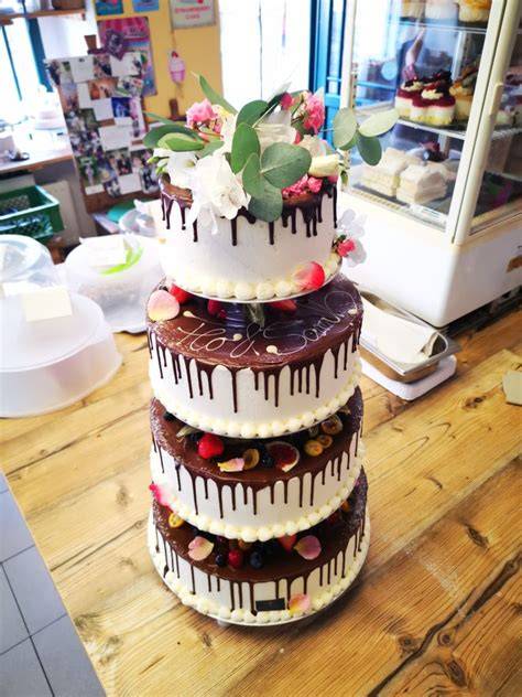 Mehrstöckige Hochzeitstorte auf einer Etagere