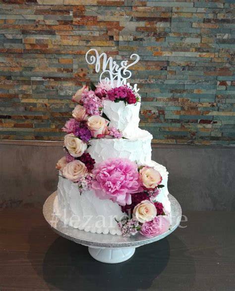 Mehrstöckige Hochzeitstorte mit Pfingstrosen