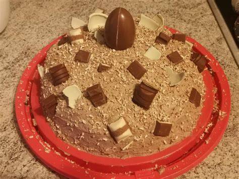 Mehrstöckige Kinderschokolade-Torte mit Überraschungsei-Deko