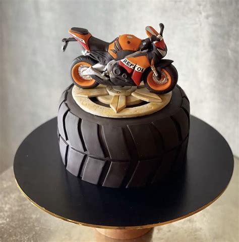 Mehrstöckige Motorrad-Torte: Schichtenaufbau und Design