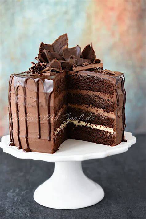 Mehrstöckige Schokotorte mit Eistüten-Dekor