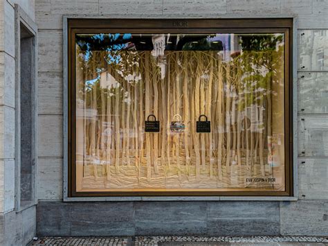 Mehrstöckige Styropor-Dummys im Schaufenster