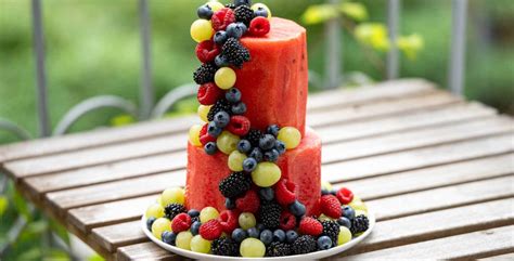Mehrstöckige Wassermelonen-Torte mit Früchte-Wasserfall