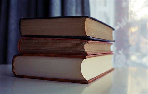 Mehrstöckiger Bücherkuchen: drei gestapelte „Bücher“ mit Marzipan-Covern