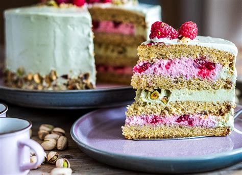 Mehrstufige Pistazien-Himbeer-Torte mit Frosting und frischen Beeren