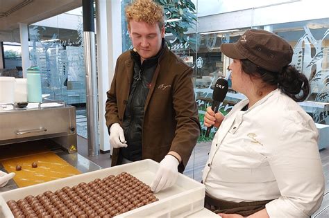 Meister-Chocolatier bei der Arbeit: Pralinen werden gefüllt und veredelt