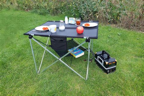 Melamin-Geschirr auf einem Campingtisch