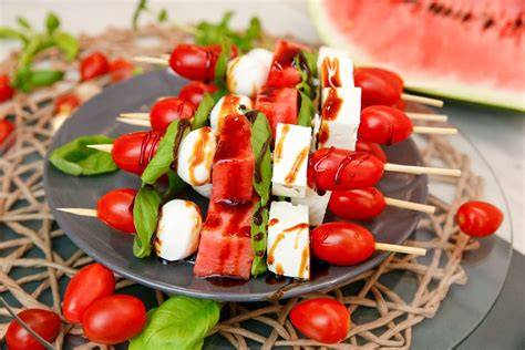 Melone mit Mozzarella und Basilikum auf Spießchen