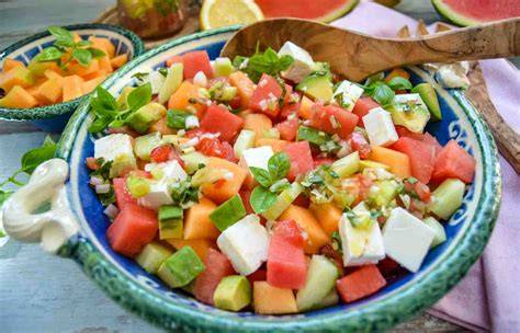 Melonen- und Beerenkombination auf Teller angerichtet