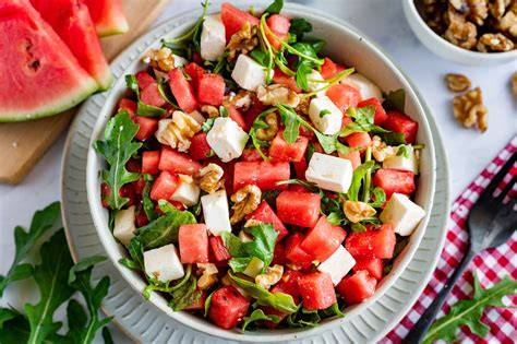 Melonen-Feta-Spieße und Melonen-Salat mit Rucola