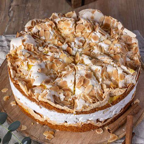 Melonenguss wird über die kalte Torte gegossen