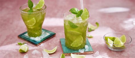 Melonenkugeln in Sektschale mit Basilikum und Limetten