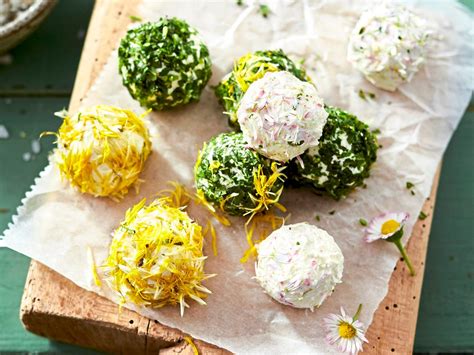 Melonenkugeln und wilde Kräuter als Dekoration eines Sommersalats