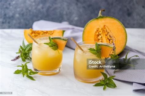 Melonenscheiben und Parfümflakon in sommerlicher Stimmung