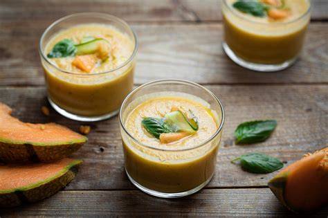 Melonensuppe in Sektschalen