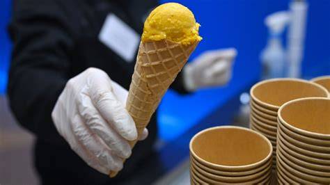 Menschen beim Eis essen - Waffel vs. Becher