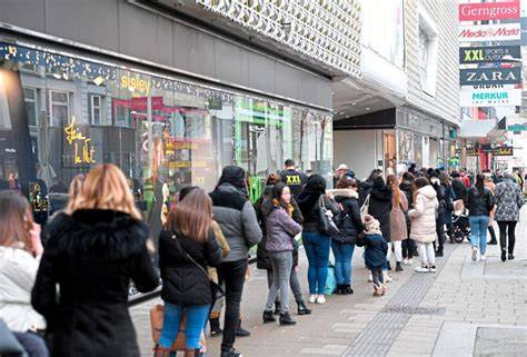 Menschen in Schlange vor Laden für virale Schokolade