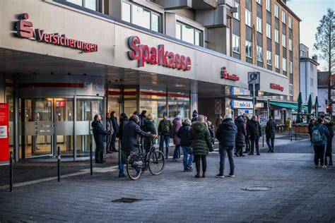 Menschen warten frühmorgens vor Lindt-Shop