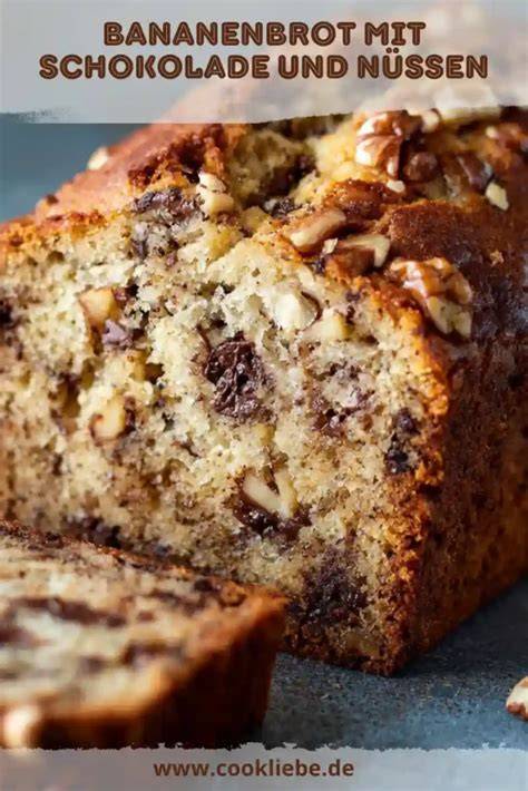 Meraner Kuchen aufgeschnitten: Schichten mit Schokolade und Nüssen