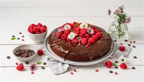 Meringue-Topping auf Schokokuchen