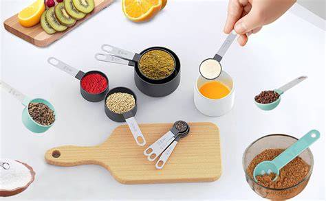 Messbecher und Löffel mit Honig
