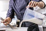 Messbecher und Messschaufeln auf Küchenarbeitsfläche