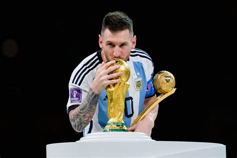 Messi mit Geburtstagskuchen im WM-Camp