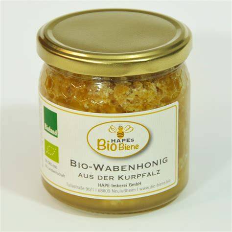 Meta: Verschiedene fertige Honigweine nebeneinander im Glas, daneben Honigwaben