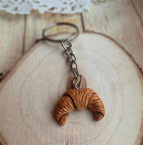 Metall-Elemente: gravierter Karabiner und Schieber am Mini Croissant Keyring