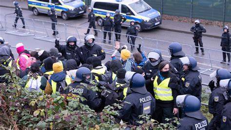 Metapher: Demonstranten und Polizisten beim Lösen von Zucker