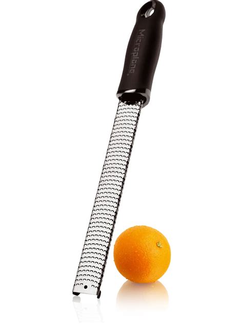 Microplane Zester Reibe mit frisch geriebenem Ingwer und Orangenschale