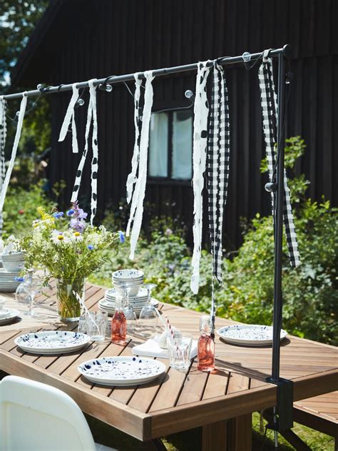 Midsommar-Tafel mit Blaubeerdesserts