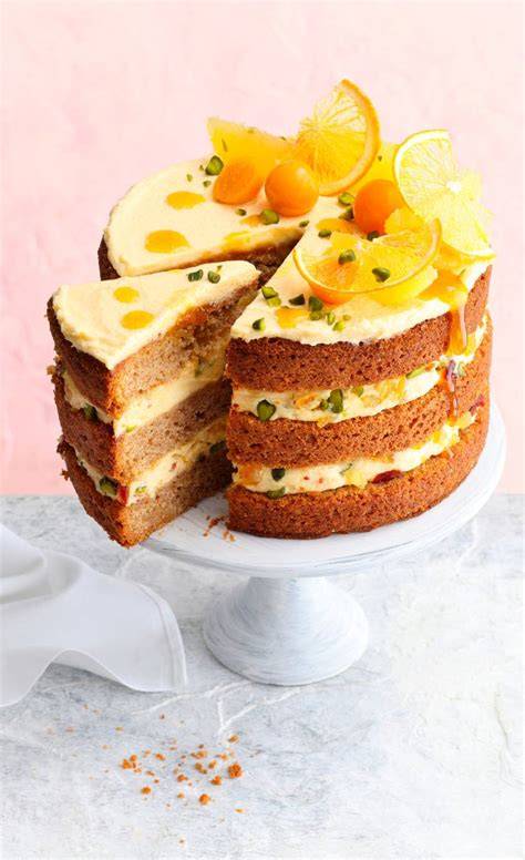 Mignon-Torte angeschnitten und im Ganzen dekoriert