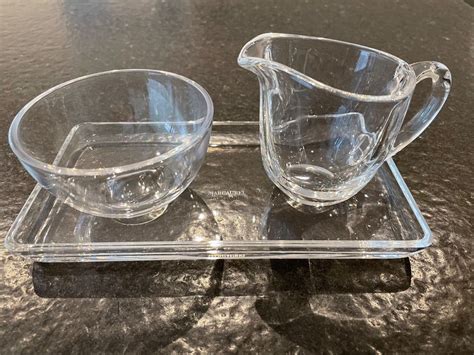 Milch und Zucker Set aus Glas am Frühstückstisch