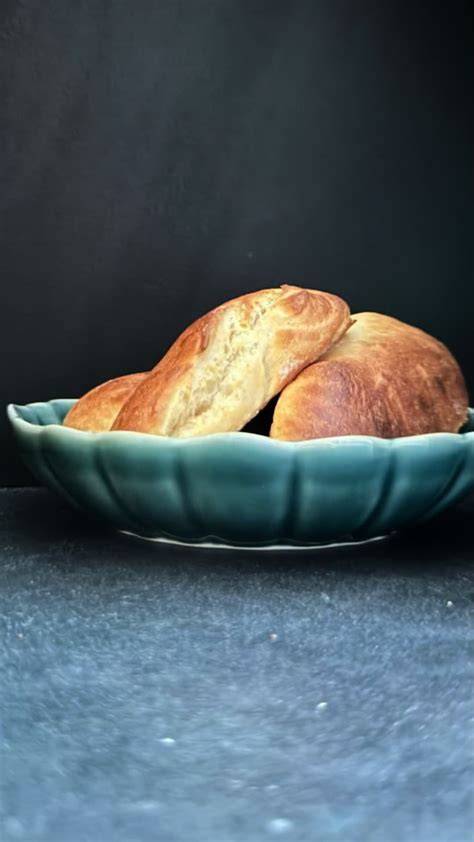 Milchbrötchen frisch gebacken auf einem Teller
