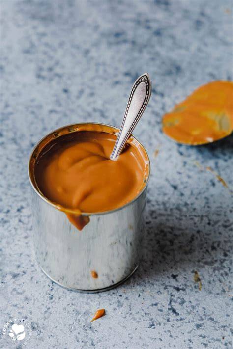Milchmädchen Dose und Löffel mit Dulce de Leche