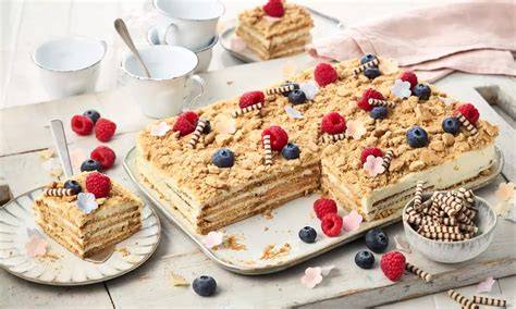 Milchmädchen Kuchen mehrschichtig mit Butterkeksen und Beeren verziert