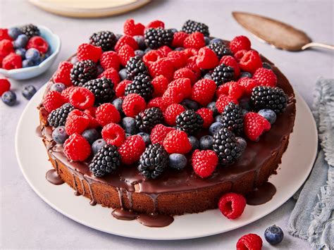 Milchmädchen Kuchen mit Beeren und Schokoröllchen