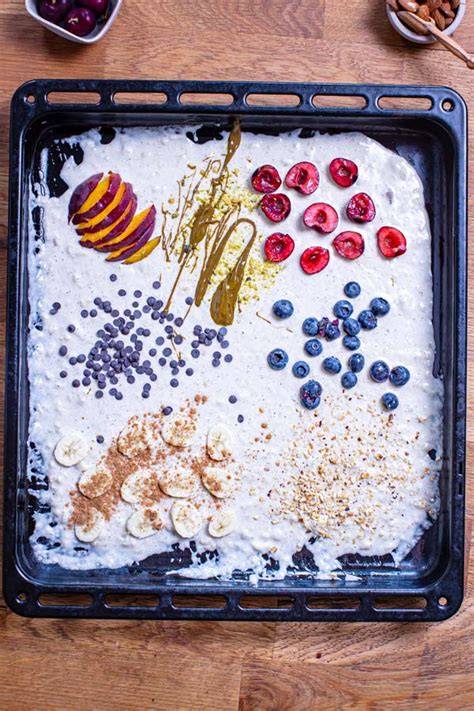 Milchmädchen-Blechkuchen mit verschiedenen Toppings
