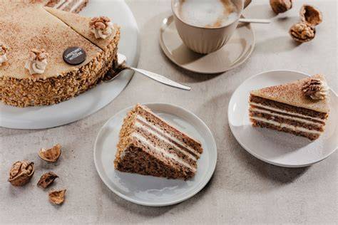 Milchmädchen-Torte mit Haselnusskrokant